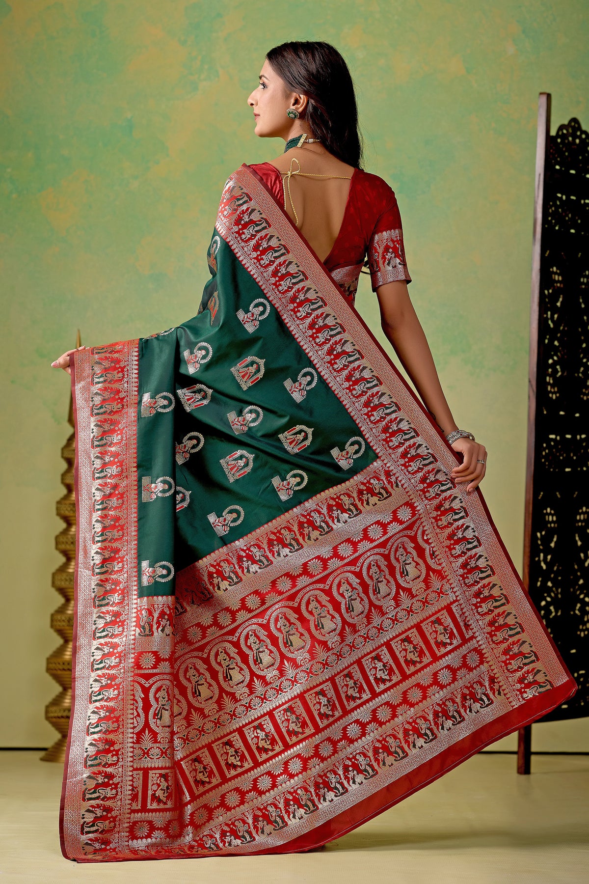 Elegant Motif Baluchari Silk Saree
